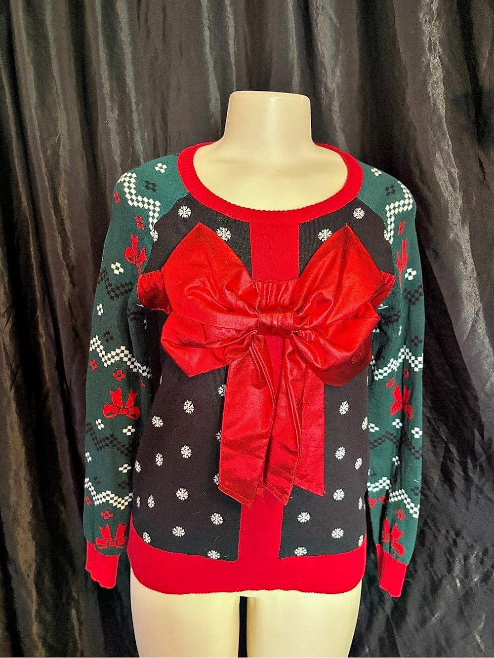 Bow Front Holiday Sweater in Black & Red Small Like New